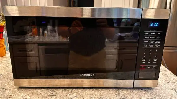 Samsung 1.9 cu. ft. Countertop Microwave (Stainless Steel) – Excellent Conditi