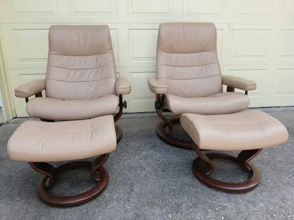 PAIR OF EKORNES STRESSLESS RECLINER CHAIRS AND OTTOMANS