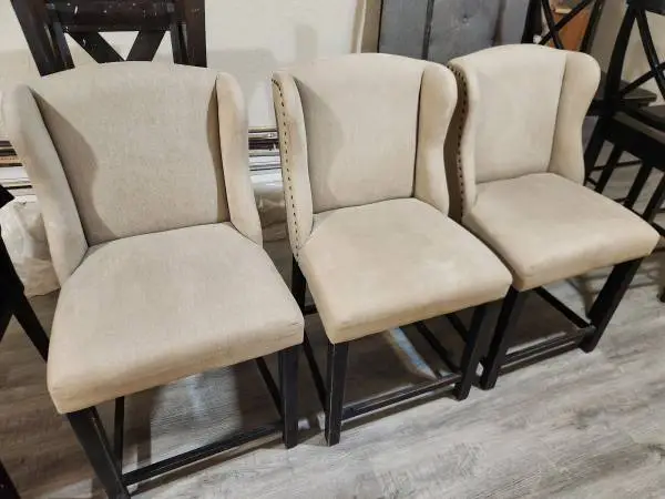 3 very nice cushioned 24 counter height bar Stools
