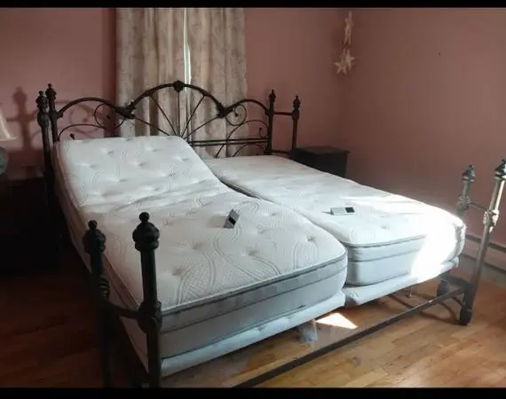 KING ADJUSTABLE BED SPLIT ADJUSTABLE NEARLY NEW