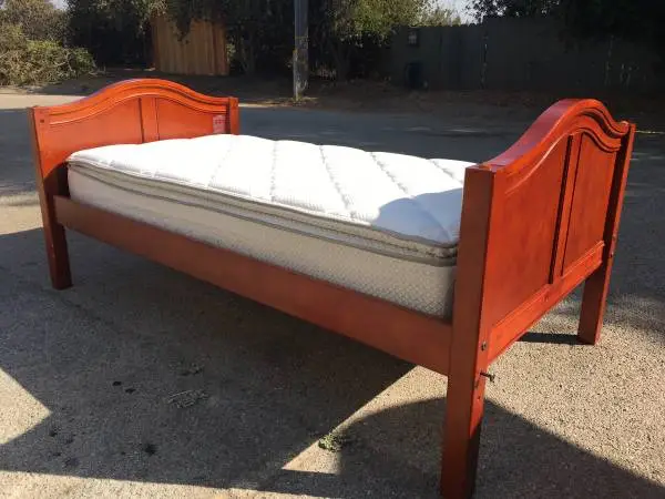 ••••Twin Bed with Mattress ••••