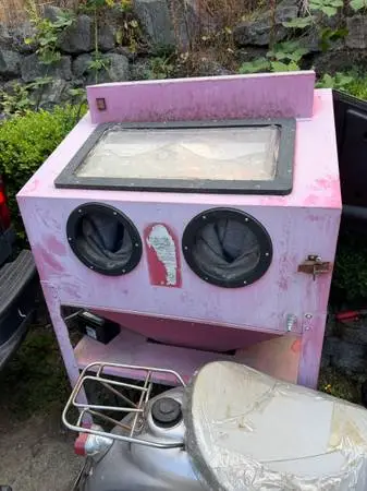 Sand blasting machine