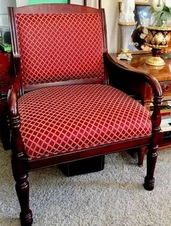 Several side accent charming chairs ! Excellent condition