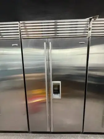BUILT-IN STAINLESS STEEL FRIDGE ICE AND WATER SUBZERO