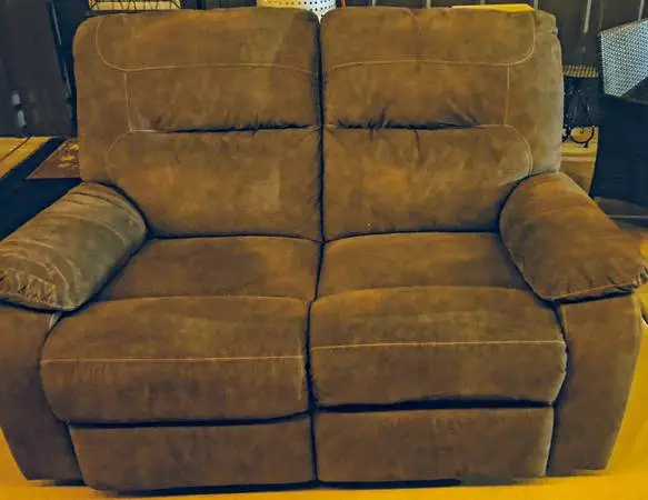 Reclinable love seat