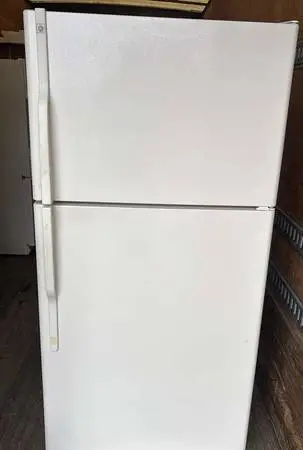 GE Fridge w Icemaker