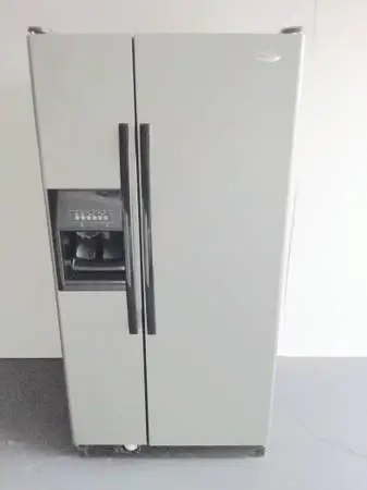 NICE FRIDGE WITH ICE AND WATER DESPENCERS