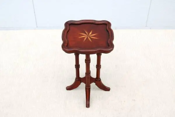 Vintage Traditional Colonial Revival Small Accent Table in Cherry