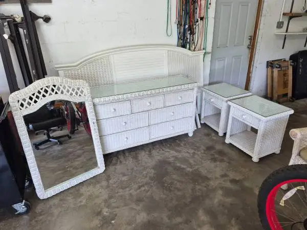 5 Piece wicker bedroom set dresser, mirror 2 nightstands king headboar