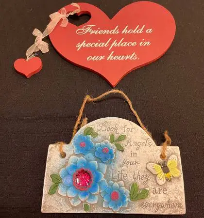 DECOR, HANGING WOODEN FRIENDSHIP PLAQUE & CERAMIC FLOWER PLAQUE