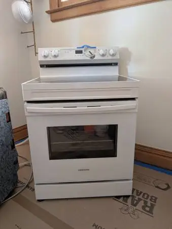 Samsung Electric Range – White, 6.3 cu. ft. – Good Condition