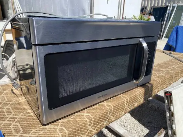SS Frigidaire Microwave Oven 1.6 Cu Ft Model #FFMV164LSA Used