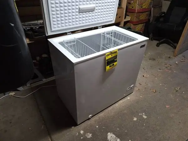 7 cubic ft freezer like new