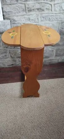 EXCELLENT Cond: Side table w/2 fold-downs & bottom shelf. REAL Wood.