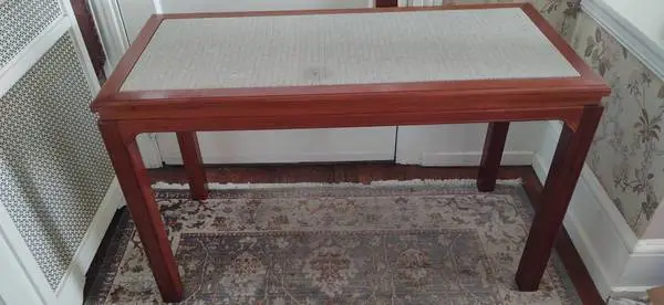 Excellent Cond.:  Sofa Table in Solid Wood (dark wood). Cloth Center