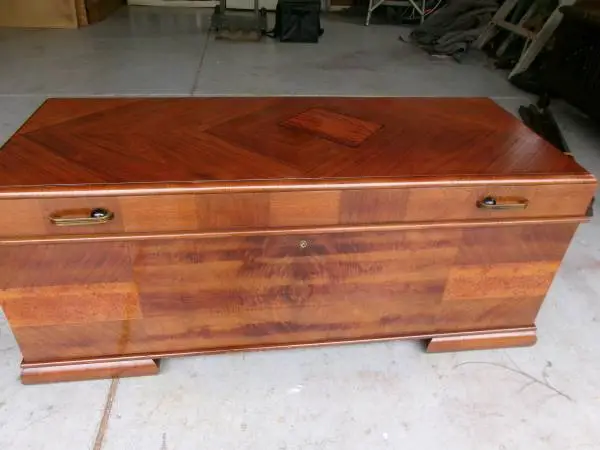 REFINISHED 1930S CEDAR CHEST WITH CHARACTER & DOUBLE TRAYS (PIC)