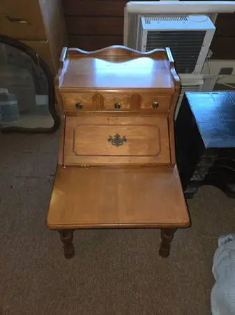 Today Sunday Marlboro 2 vintage maple end tables