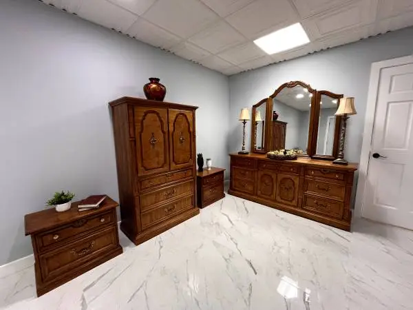STUNNING THOMASVILLE BEDROOM SET. SOLID WOOD