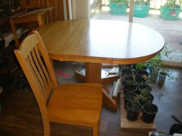 oak table w/ 4 chairs