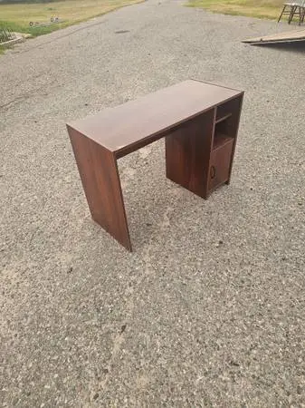 DESK SMALL BROWN DESK IN GOOD CONDITION HAS SOME SCRATCHES $15 (CHEBOY