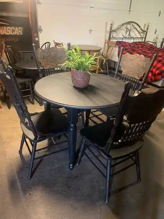 DINETE SET ROUND TABLE WITH 4 HIGH BACK CHAIRS BLACK DISTRESSED