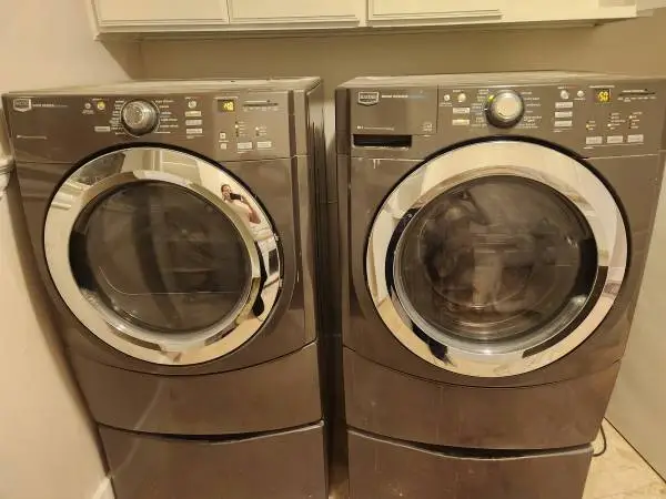 Washer and Dryer with Pedestals