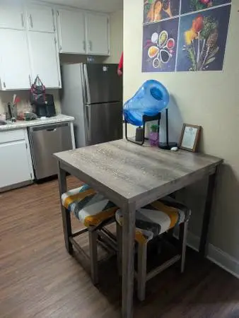 36 x 36-inch Table With 4 Stools