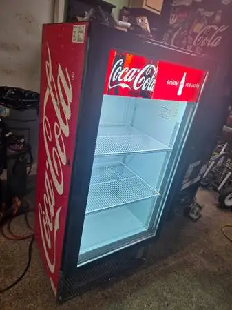 Vendo mfg 10 cubic feet glass door commercial merchandiser cooler