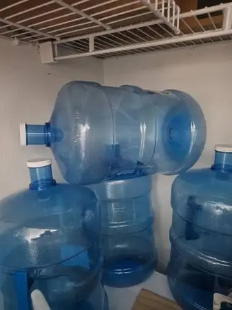 5 gallon water jugs 5 of them
