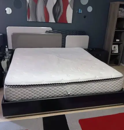 KING SIZE MATTRESS IN GREAT CONDITION! SELLING CHEAP!