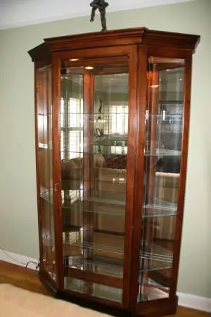 Very Nice Large Curio Cabinet 5 Shelves Lighted