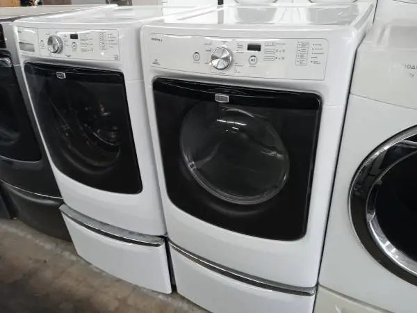 ★Maytag Maxima X front load washer and dryer set on pedestals