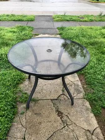 Patio glass round Table in great condition.