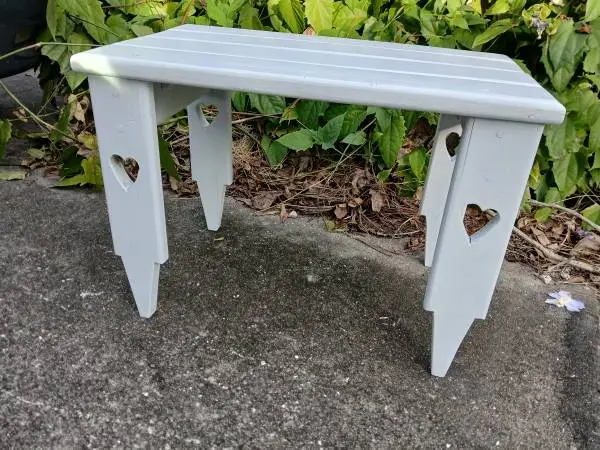 VINTAGE WHITE WOOD SMALL BENCH SEAT, END TABLE OR COFFEE TABLE