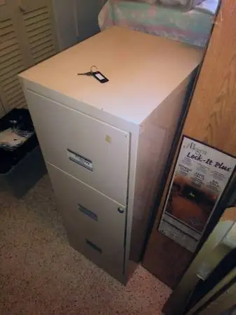 3 drawer file cabinet w/ key