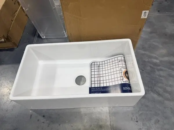 Bradstreet 33 in. Farmhouse/Apron-Front Kitchen Sink White Fireclay