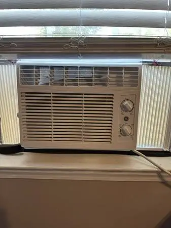 GE 5000 btu Window unit [still NEW ]