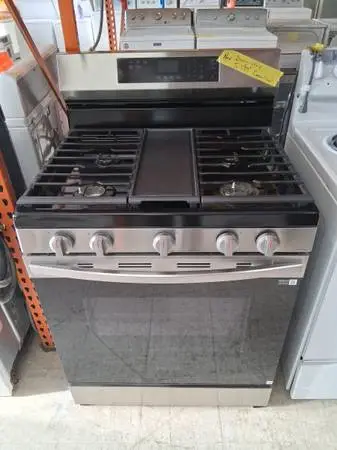 NEW: Samsung Gas Range W/Convection Oven