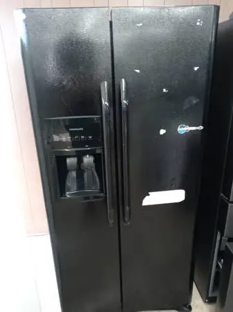 ★Frigidaire black side by side refrigerator