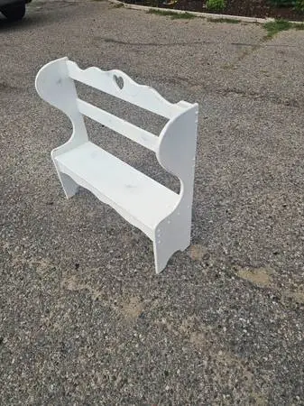 BENCH SMALL HALLWAY BENCH WOOD VERY CUTE $20 (CHEBOYGAN)