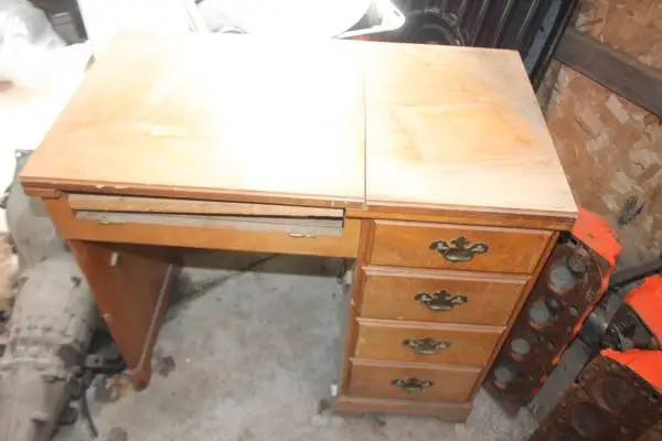 sewing machine desk- FREE