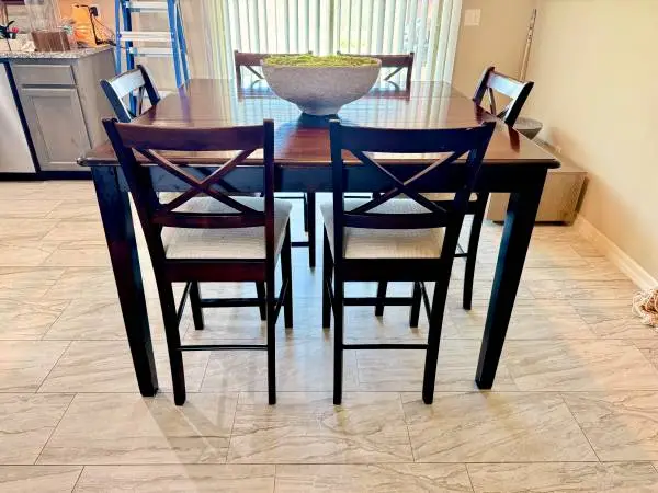 Dining room table (seats 4 to 6 people with extension)