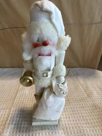 Holzkunst Christian Ulbricht White & Gold Nutcracker- 6X18X7.5
