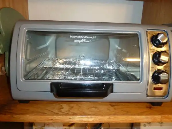 LIKE NEW OVEN, COUNTER TOP, HAMILTON BEACH