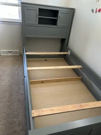 Twin bed Hillsdale Furniture