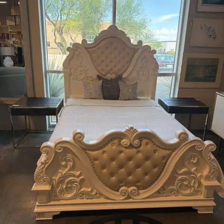 Esparanza Pearl White Queen Upholstered Panel Bed- 70X91X72H