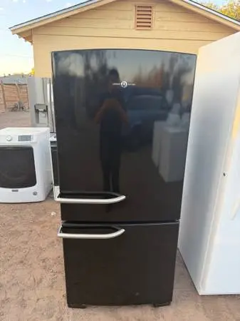 GE Black Top Fridge Bottom Freezer Refrigerator For Sale $260 Or OBO