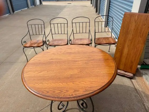 Beautiful Kincaid Oak 5 Piece Dining Set w/Leaf and 4 Sturdy Chairs