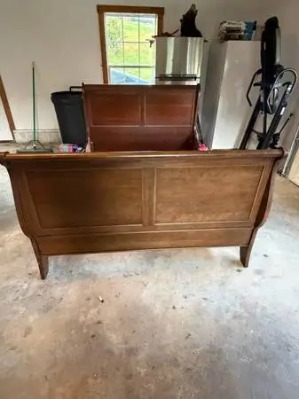 Queen sleigh bed