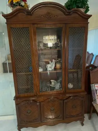 China Cabinet in Excellent Shape left over from estate sale